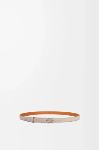 Anagram belt in pebble grain calfskin Light Ghost/Palladium