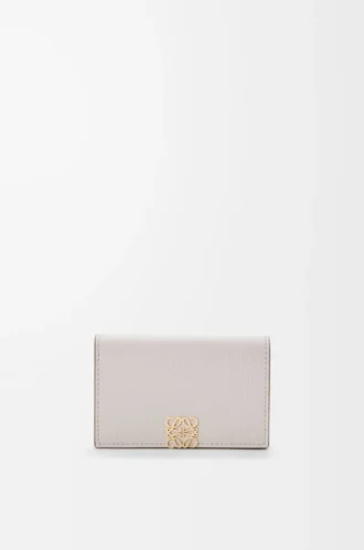 Anagram business cardholder in pebble grained calfskin Light Ghost Grey