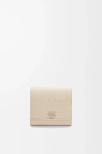 Anagram compact flap wallet in pebble grained calfskin Light Ghost