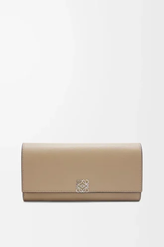 Anagram continental wallet in pebble grained calfskin Sand