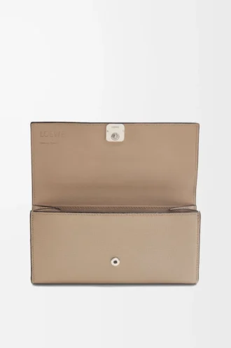 Anagram continental wallet in pebble grained calfskin Sand
