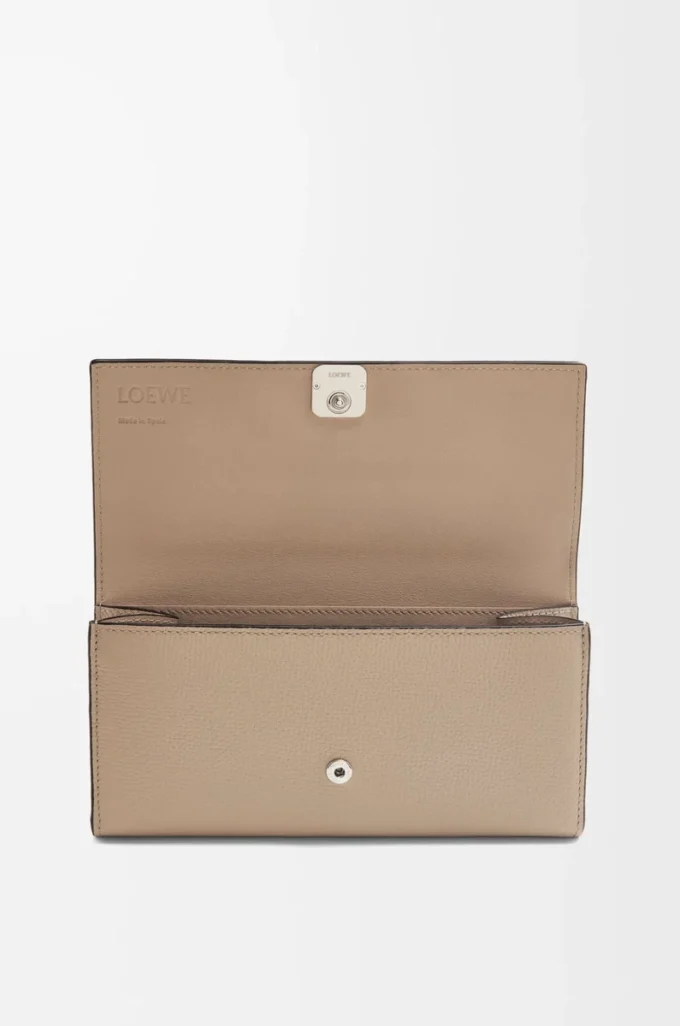 Anagram continental wallet in pebble grained calfskin Sand