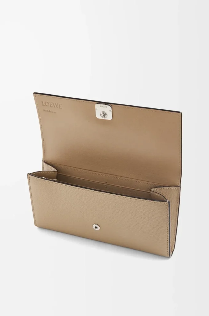 Anagram continental wallet in pebble grained calfskin Sand