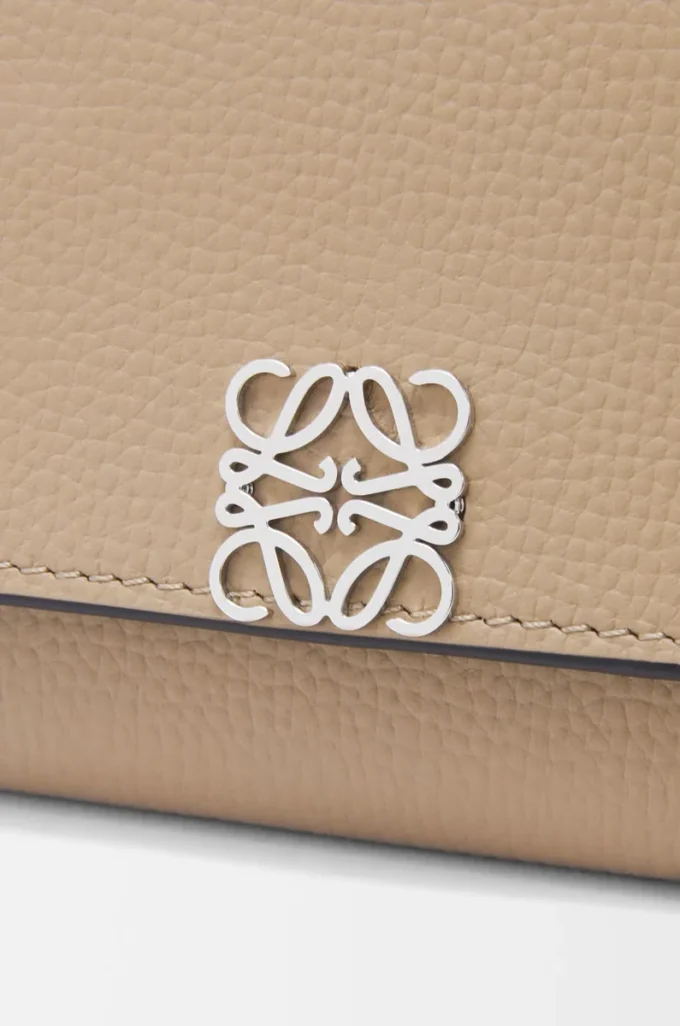 Anagram continental wallet in pebble grained calfskin Sand