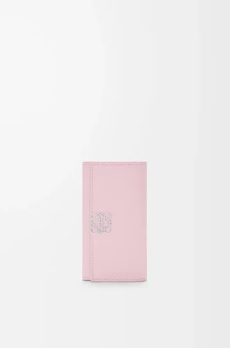 Anagram key case in pebble grained calfskin Blossom