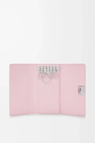 Anagram key case in pebble grained calfskin Blossom