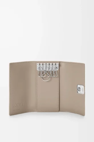 Anagram key case in pebble grained calfskin Clay