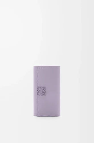 Anagram key case in pebble grained calfskin Dirty Mauve