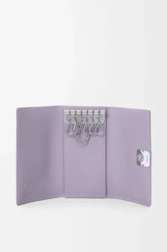 Anagram key case in pebble grained calfskin Dirty Mauve