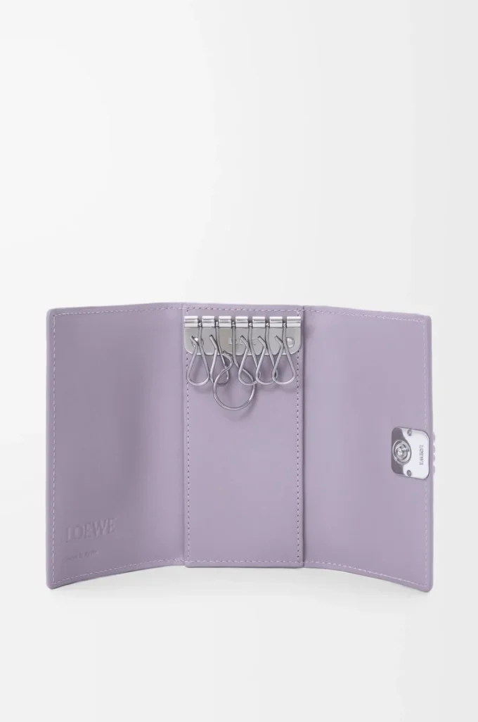 Anagram key case in pebble grained calfskin Dirty Mauve Anagram key case in pebble grained calfskin Dirty Mauve
