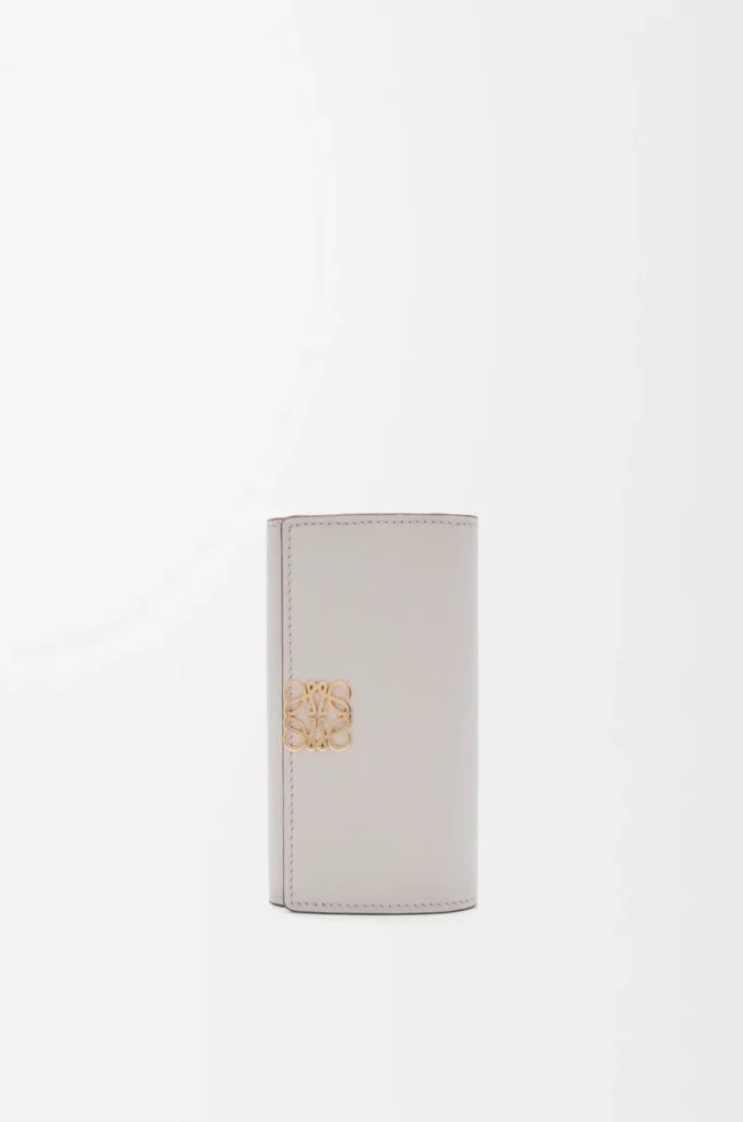 Anagram key case in pebble grained calfskin Light Ghost Grey
