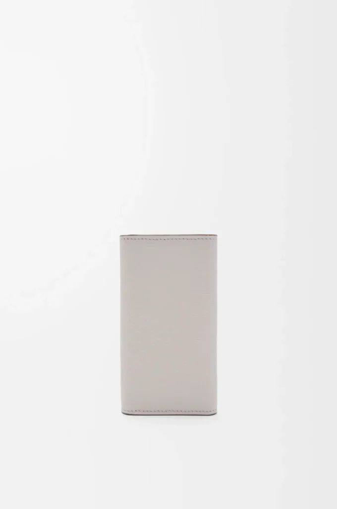 Anagram key case in pebble grained calfskin Light Ghost Grey