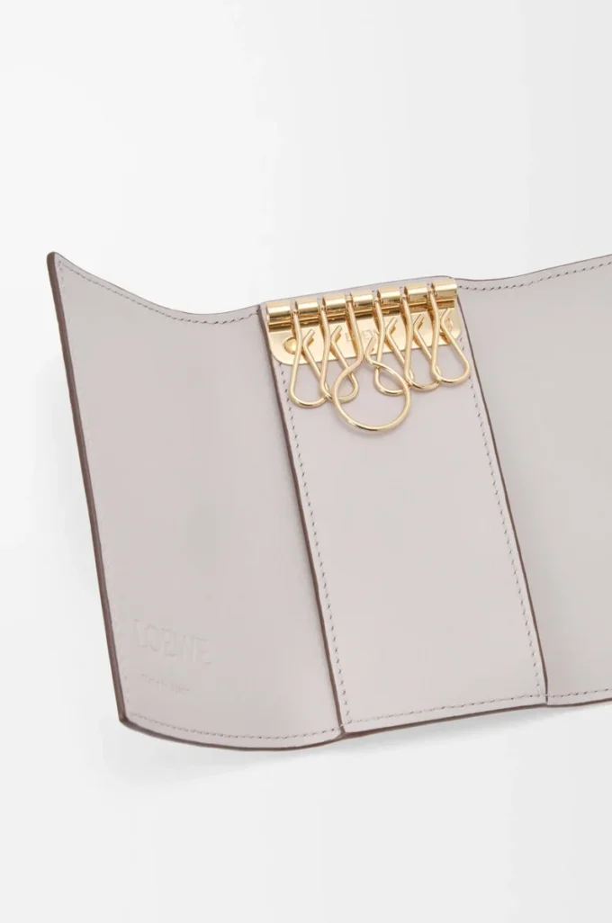 Anagram key case in pebble grained calfskin Light Ghost Grey