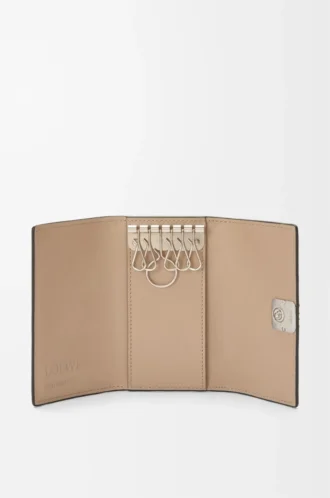 Anagram key case in pebble grained calfskin Sand