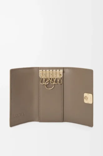 Anagram key case in pebble grained calfskin Taupe