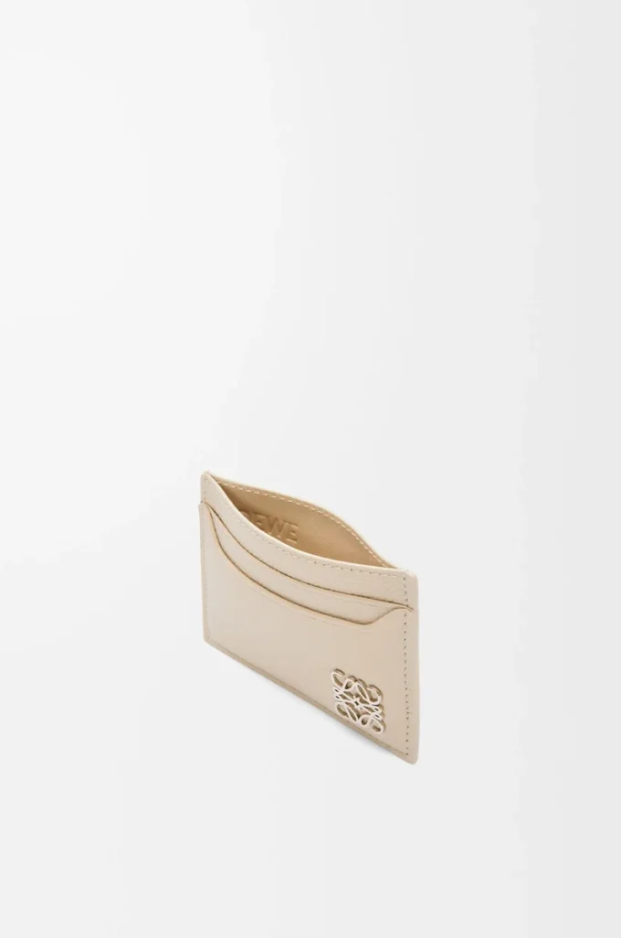 Anagram plain cardholder in pebble grained calfskin Light Ghost Anagram plain cardholder in pebble grained calfskin Light Ghost
