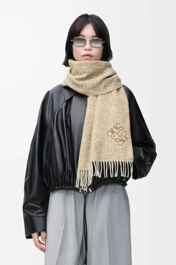 Anagram scarf in wool and cashmere Beige