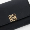 Anagram small vertical wallet in pebble grained calfskin Black/Gold
