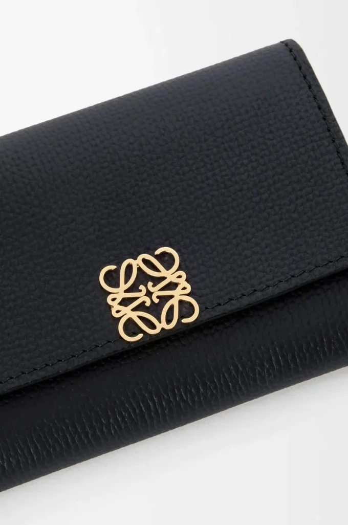 Anagram small vertical wallet in pebble grained calfskin Black/Gold