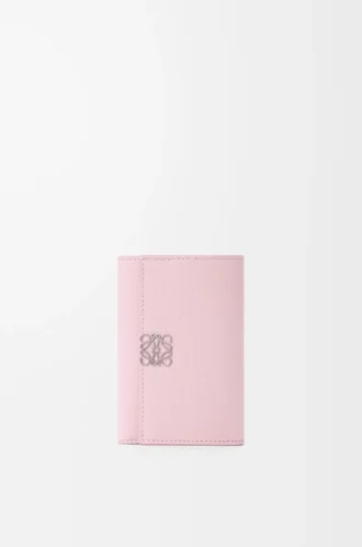 Anagram small vertical wallet in pebble grained calfskin Blossom