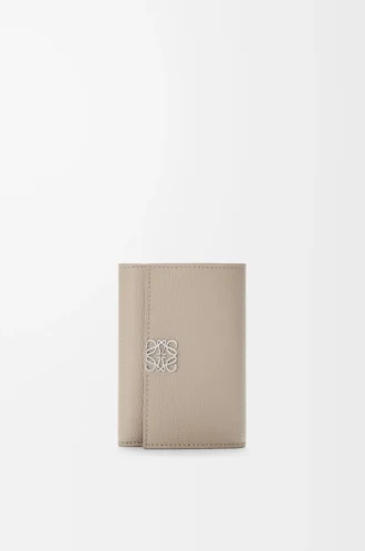 Anagram small vertical wallet in pebble grained calfskin Clay