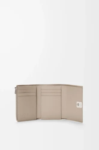 Anagram small vertical wallet in pebble grained calfskin Clay