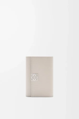 Anagram small vertical wallet in pebble grained calfskin Light Ghost