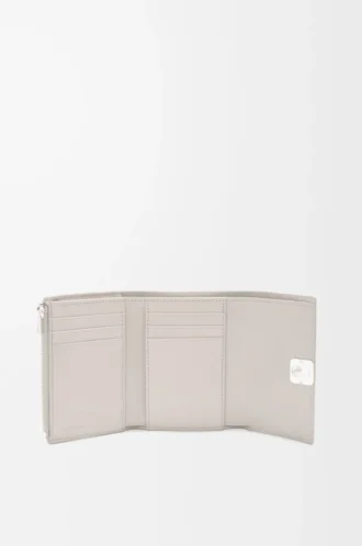 Anagram small vertical wallet in pebble grained calfskin Light Ghost