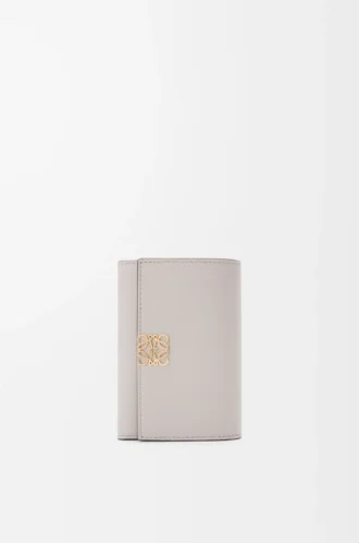 Anagram small vertical wallet in pebble grained calfskin Light Ghost Grey