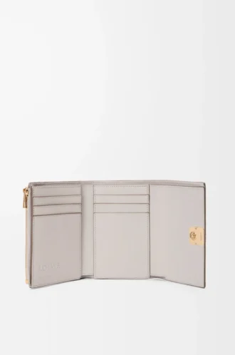 Anagram small vertical wallet in pebble grained calfskin Light Ghost Grey