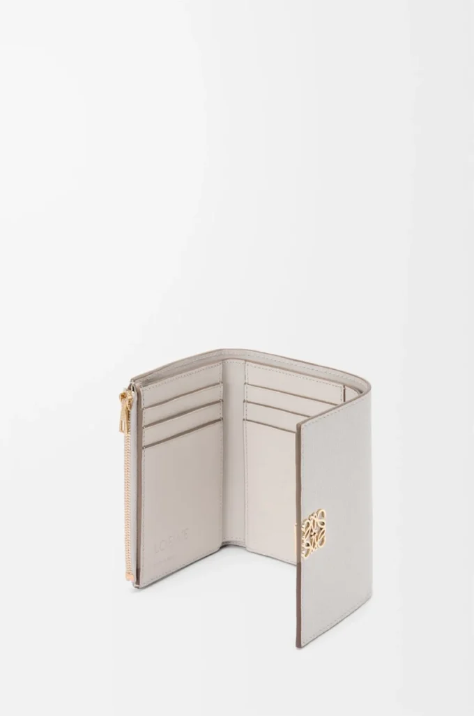 Anagram small vertical wallet in pebble grained calfskin Light Ghost Grey Anagram small vertical wallet in pebble grained calfskin Light Ghost Grey