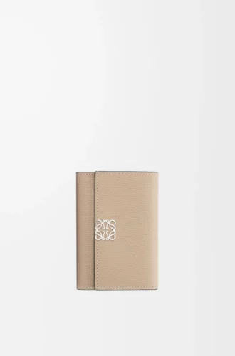 Anagram small vertical wallet in pebble grained calfskin Sand