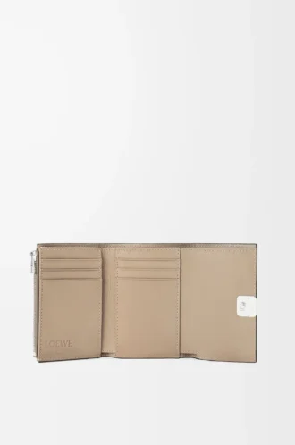 Anagram small vertical wallet in pebble grained calfskin Sand