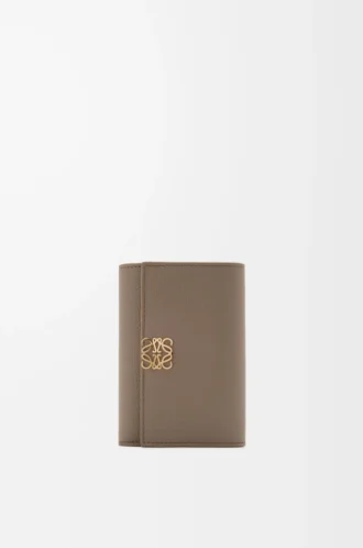 Anagram small vertical wallet in pebble grained calfskin Taupe