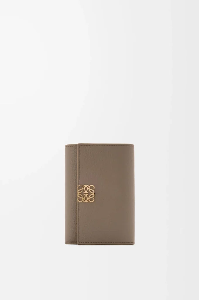 Anagram small vertical wallet in pebble grained calfskin Taupe