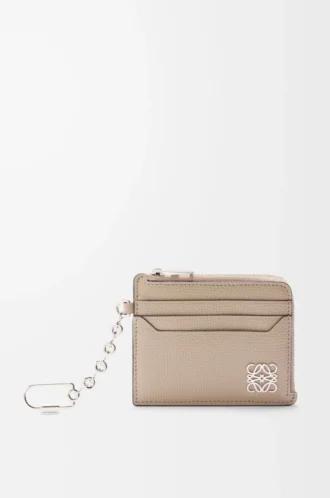 Anagram square coin cardholder in pebble grained calfskin Sand