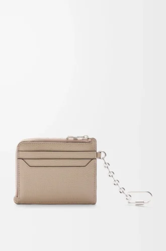 Anagram square coin cardholder in pebble grained calfskin Sand