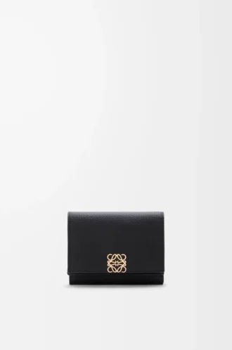 Anagram trifold wallet in pebble grained calfskin Black/Gold
