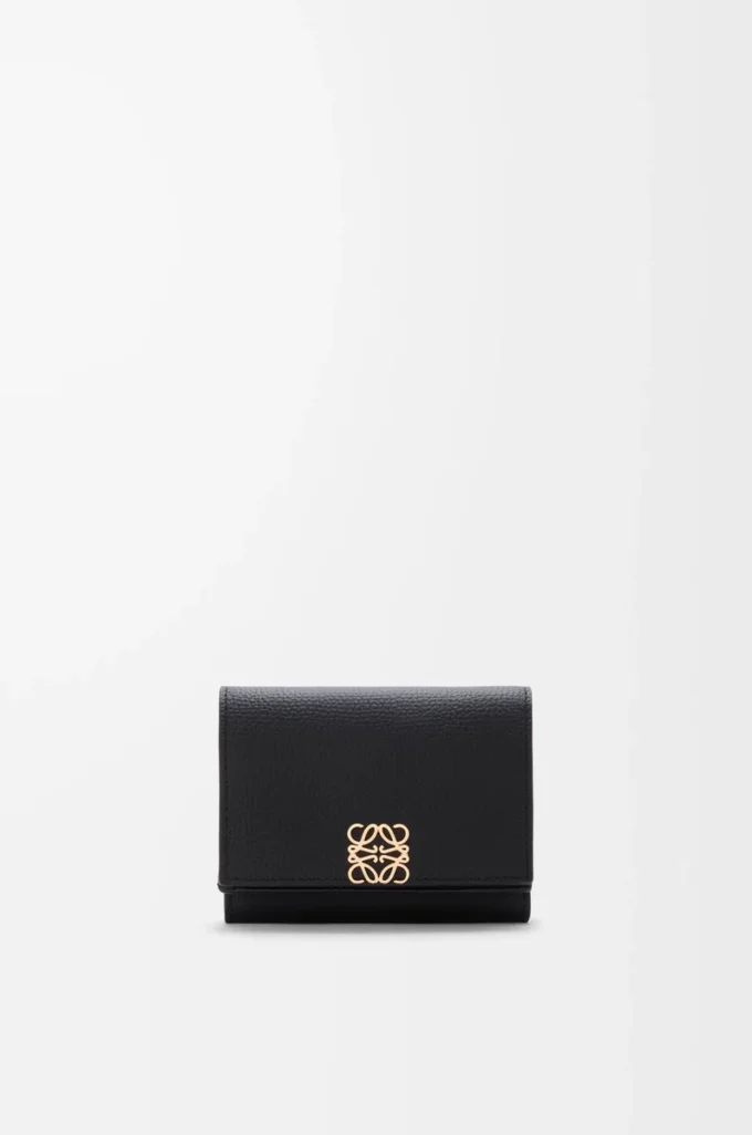 Anagram trifold wallet in pebble grained calfskin Black/Gold