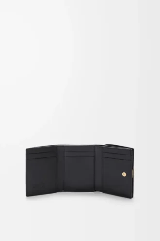 Anagram trifold wallet in pebble grained calfskin Black/Gold