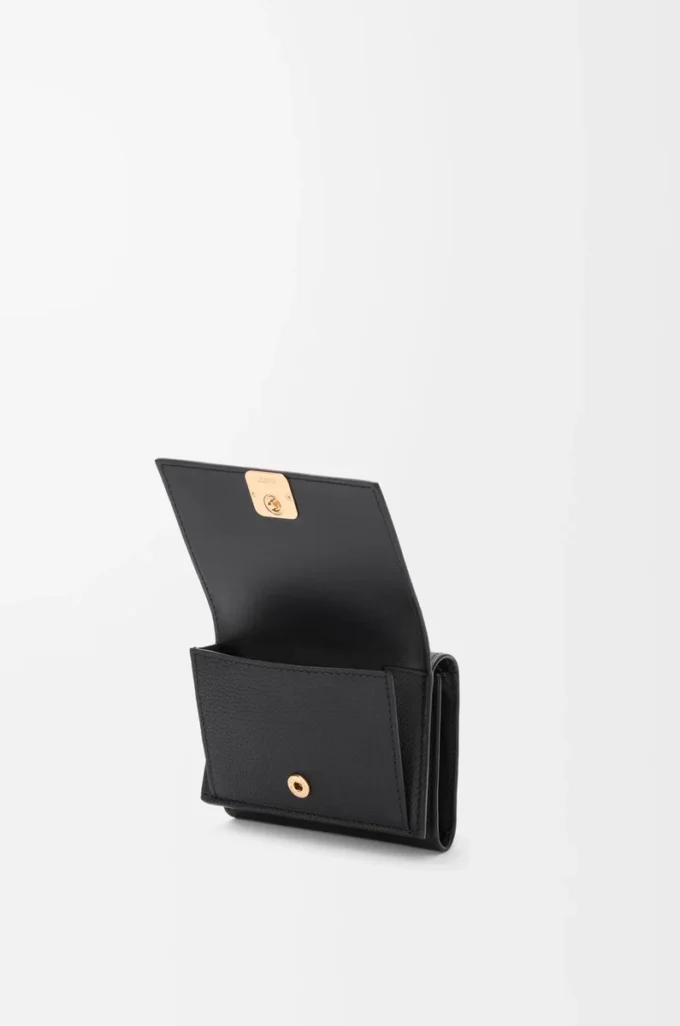 Anagram trifold wallet in pebble grained calfskin Black/Gold