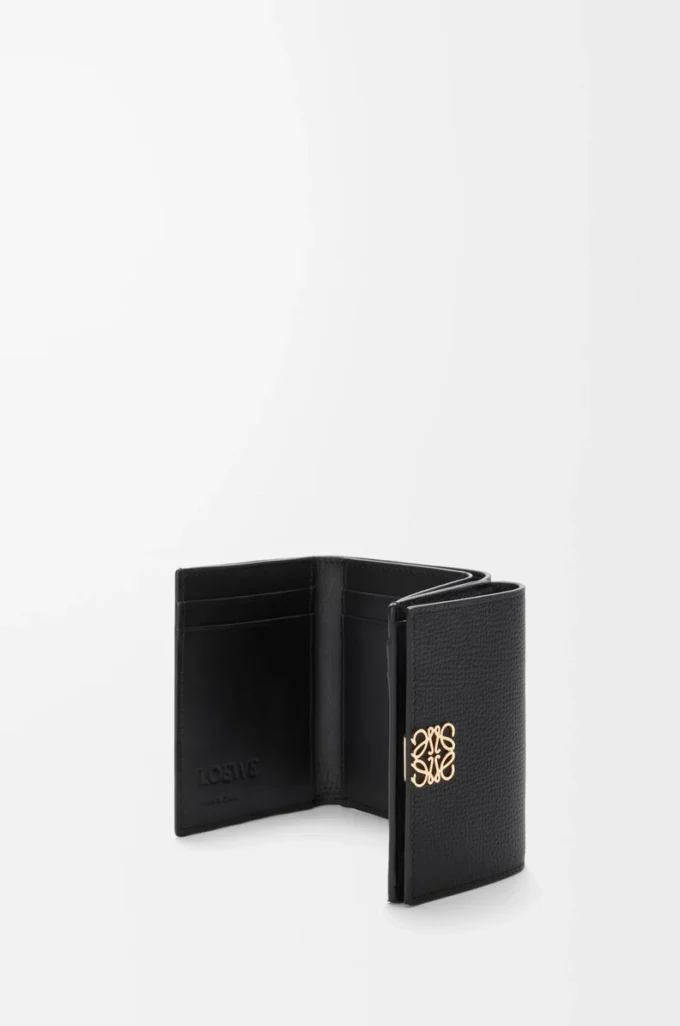 Anagram trifold wallet in pebble grained calfskin Black/Gold