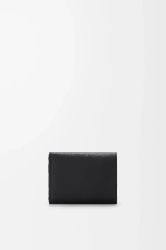Anagram trifold wallet in pebble grained calfskin Black/Gold