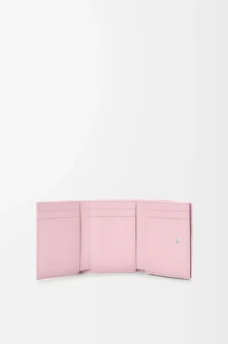 Anagram trifold wallet in pebble grained calfskin Blossom