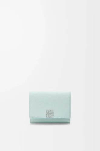 Anagram trifold wallet in pebble grained calfskin Frozen