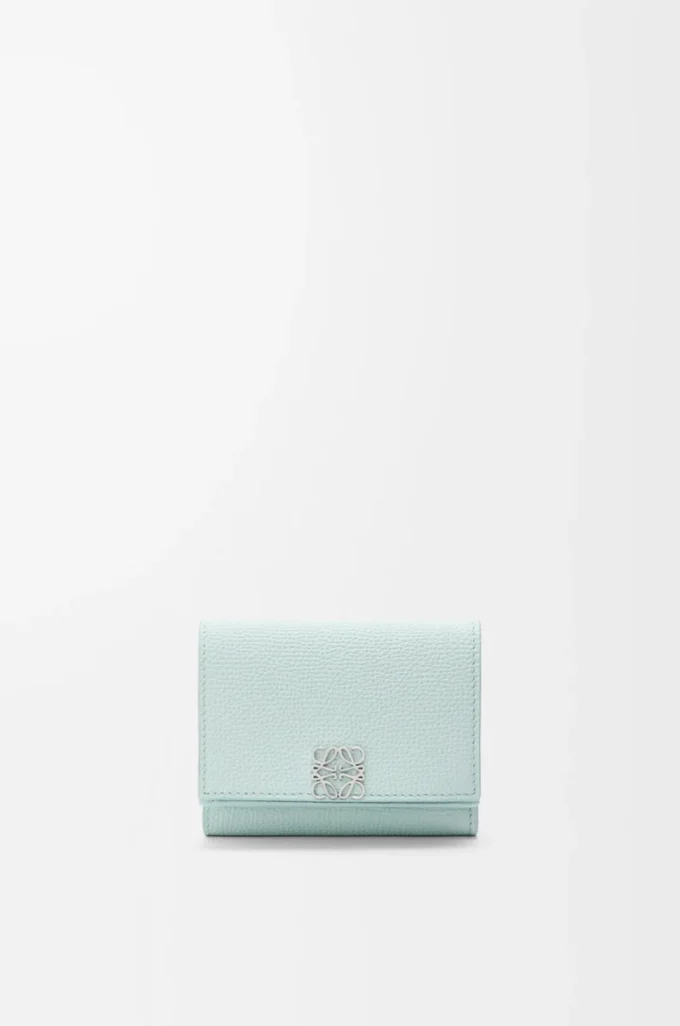 Anagram trifold wallet in pebble grained calfskin Frozen
