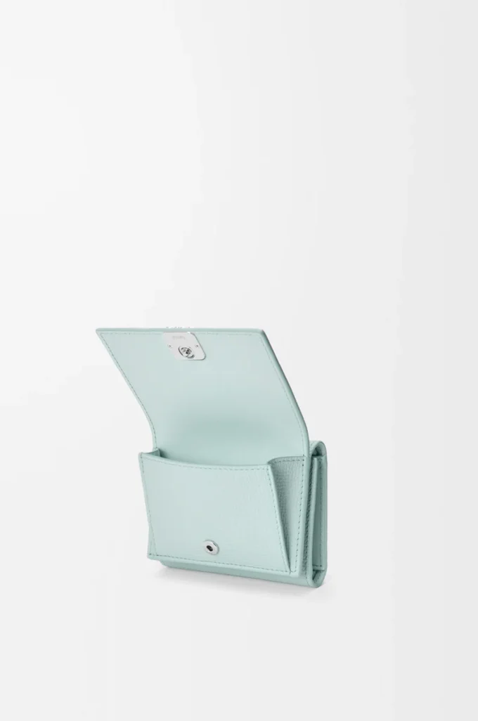 Anagram trifold wallet in pebble grained calfskin Frozen