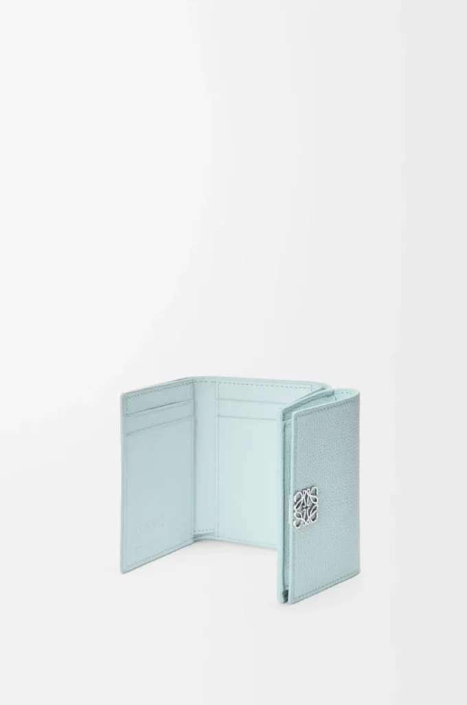 Anagram trifold wallet in pebble grained calfskin Frozen
