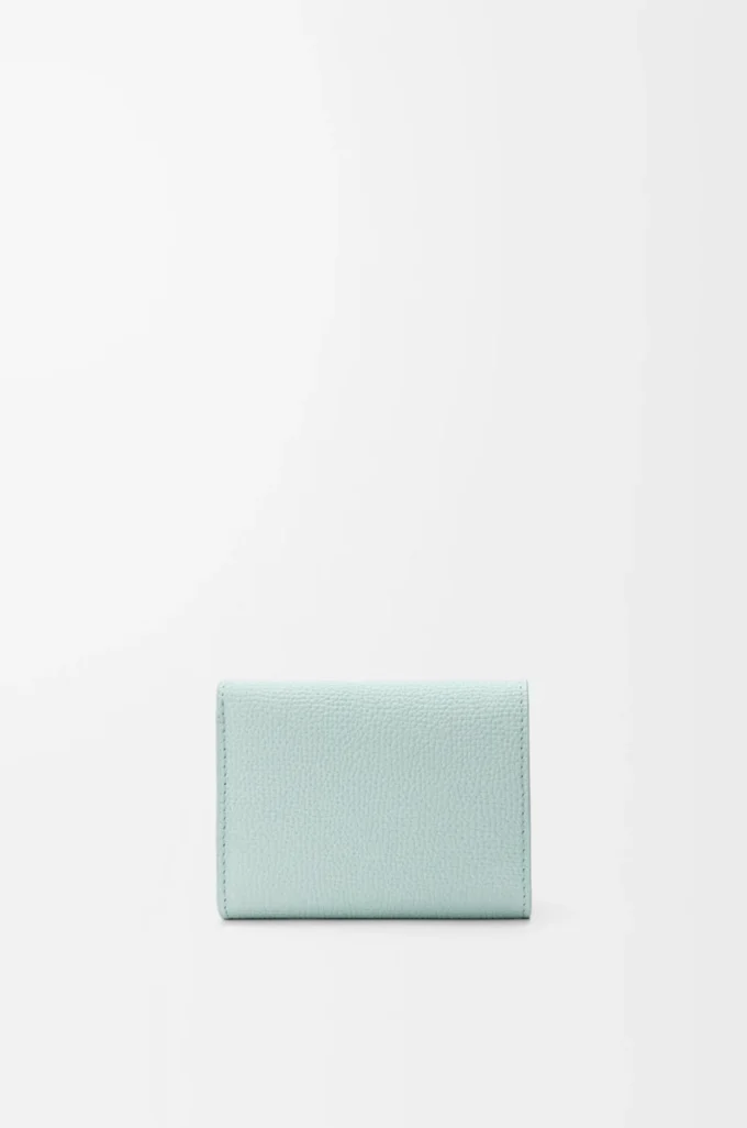Anagram trifold wallet in pebble grained calfskin Frozen