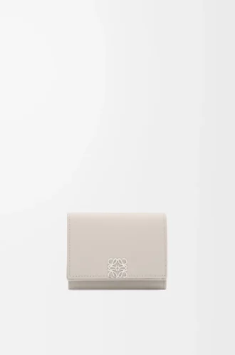 Anagram trifold wallet in pebble grained calfskin Light Ghost